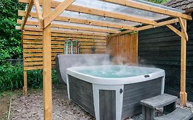 New Forest Cottage With Hot Tub, Fireplace And Private Garden